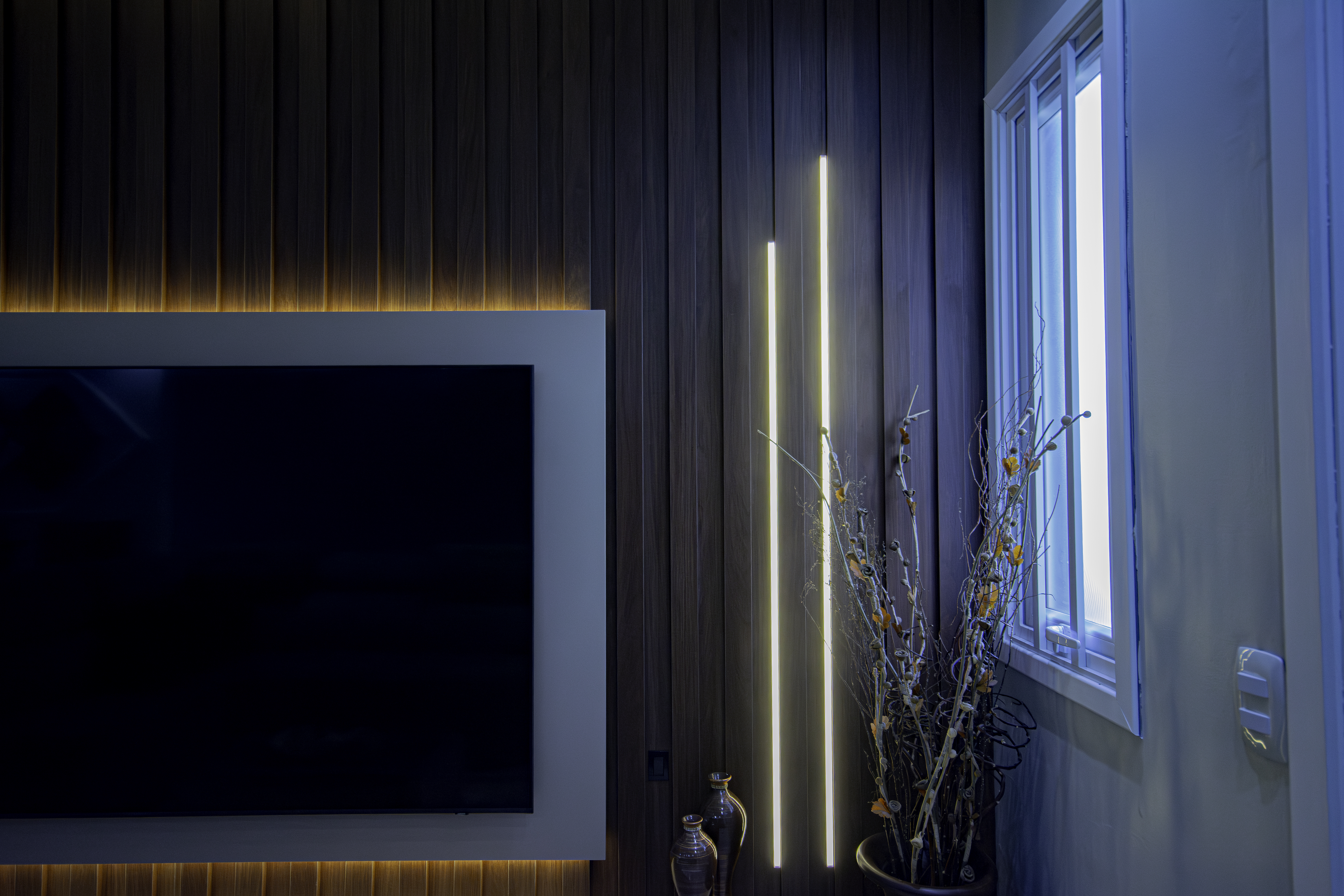 Projeto de interiores com móveis planejados de alto padrão